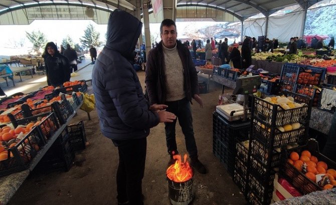 Kar yağdı, pazar yeri boş kaldı