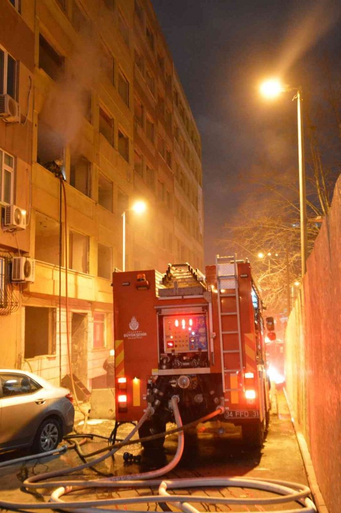 Kullanılmayan binada çıkan yangın vatandaşı sokağa döktü
