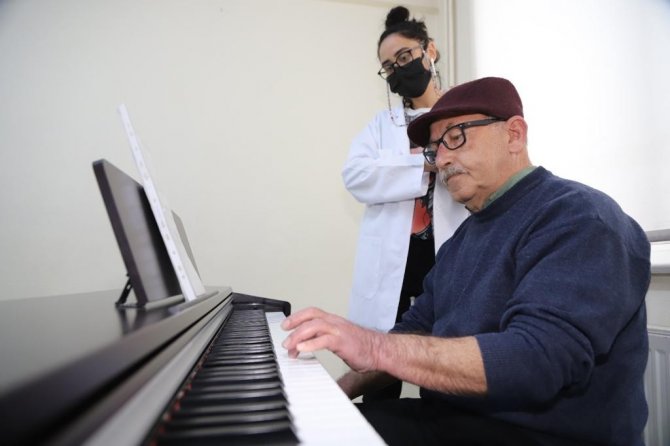 70 yaşında müziğe merak saldı