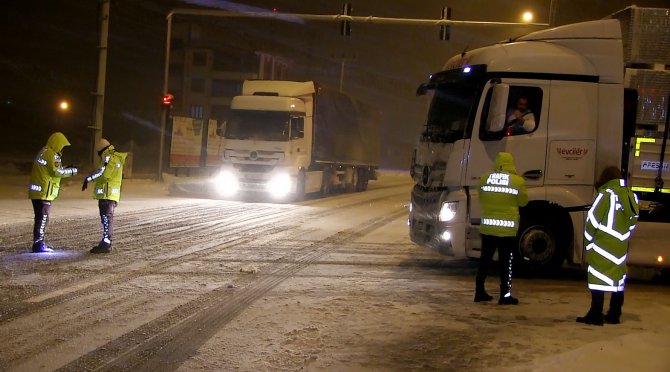 Aksaray-Konya karayolu kar ve tipi nedeniyle ulaşıma kapatıldı