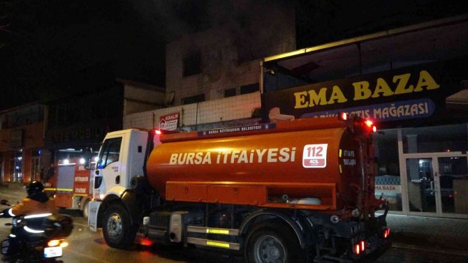 Bursa’da 3 katlı kullanılmayan binada korkutan yangın