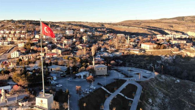 Mevsimler tersine döndü: Batıda kar yağarken Elazığ’da bahar havası yaşanıyor