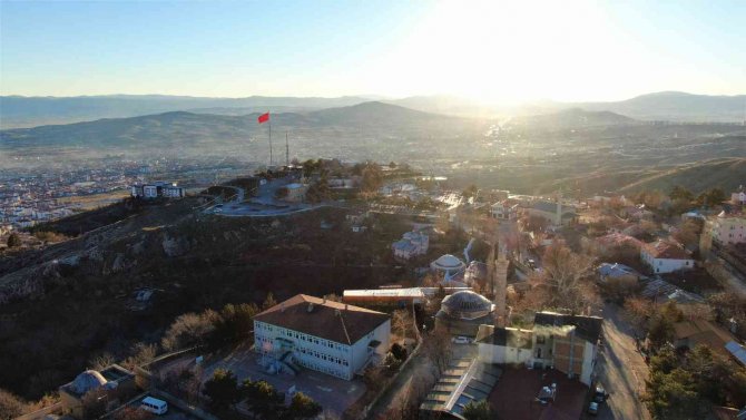 Mevsimler tersine döndü: Batıda kar yağarken Elazığ’da bahar havası yaşanıyor