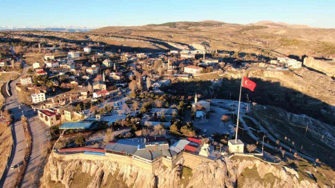 Mevsimler tersine döndü: Batıda kar yağarken Elazığ’da bahar havası yaşanıyor