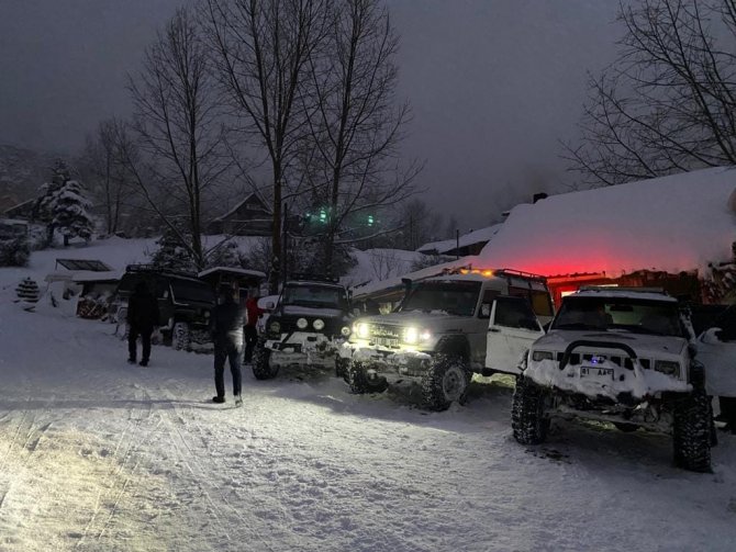 Off-road tutkunları 1 metre karda safari yaptı