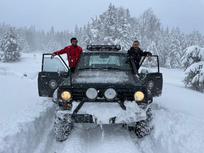 Off-road tutkunları 1 metre karda safari yaptı