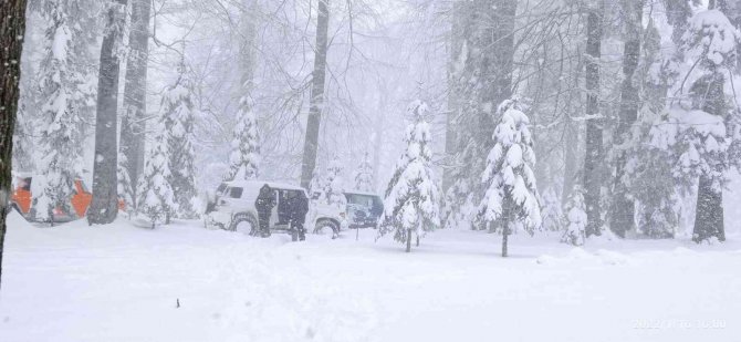 Off-road tutkunları 1 metre karda safari yaptı