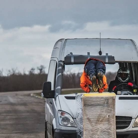 Rus dublör 80 km hızla giden minibüsün içinden mermi gibi geçti