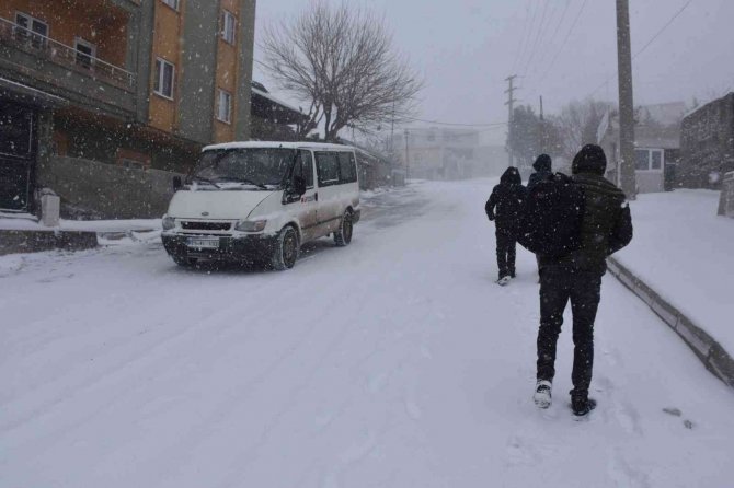 Kar kalınlığı 20 santime ulaştı, mahsur kalan 43 kişi kurtarıldı