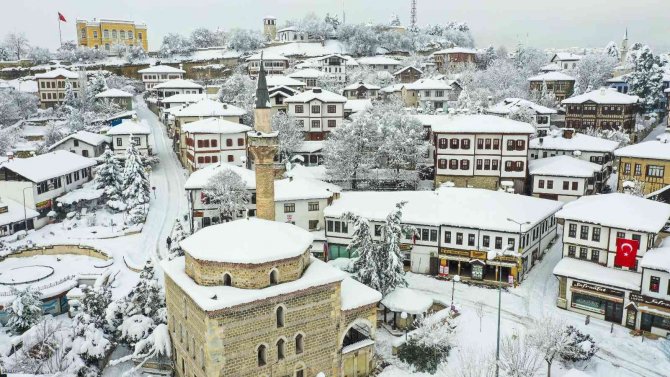 Osmanlı kenti beyaz örtüyle kaplandı