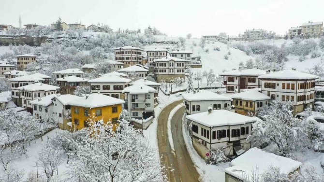 Osmanlı kenti beyaz örtüyle kaplandı