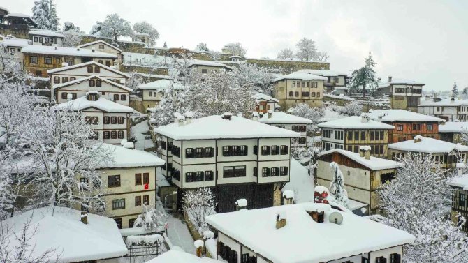 Osmanlı kenti beyaz örtüyle kaplandı