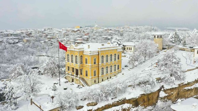 Osmanlı kenti beyaz örtüyle kaplandı