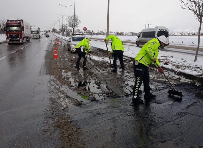 Polis ekipleri kazaların önüne geçmek için kolları sıvadı