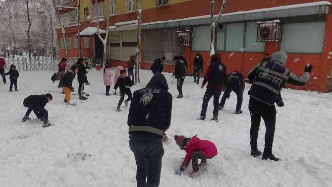 Polis ve çocuklar kar topu oynadı, vatandaşlar ise halay çekti