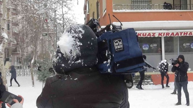 Polis ve çocuklar kar topu oynadı, vatandaşlar ise halay çekti