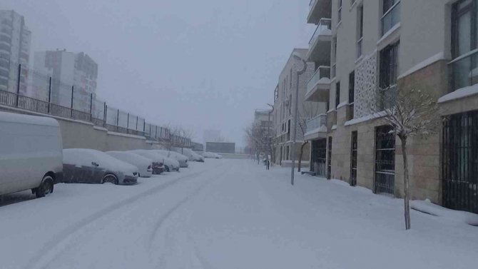 Polis ve çocuklar kar topu oynadı, vatandaşlar ise halay çekti