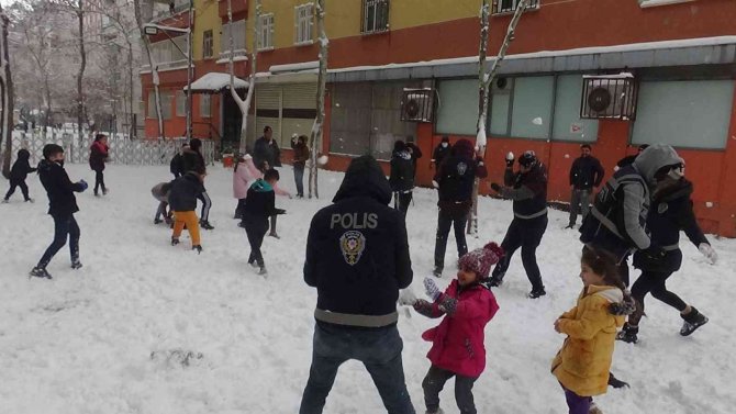 Polis ve çocuklar kar topu oynadı, vatandaşlar ise halay çekti