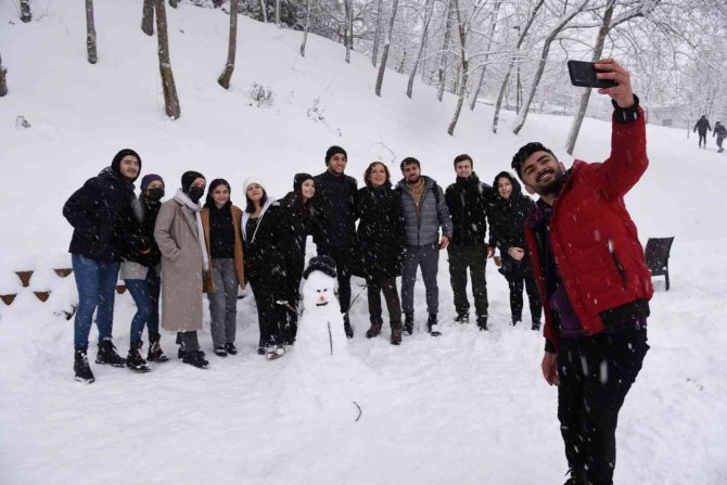 Rektör Çakar öğrencilerle kardan adam yaptı