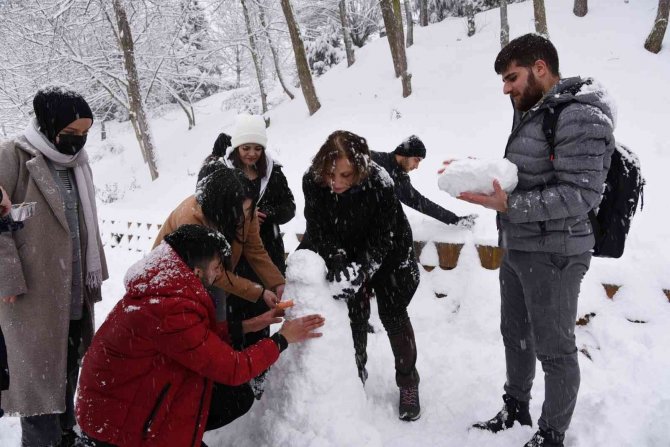 Rektör Çakar öğrencilerle kardan adam yaptı