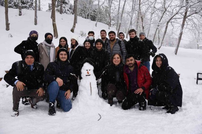 Rektör Çakar öğrencilerle kardan adam yaptı