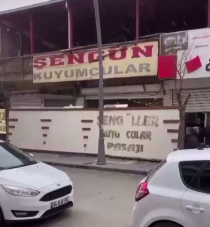 Şiddetli rüzgar çatıları uçurdu