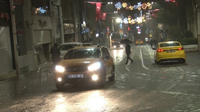 Taksim Meydanı’nda kar yağışı etkisini arttırdı