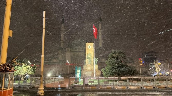 Taksim Meydanı’nda kar yağışı etkisini arttırdı