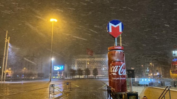 Taksim Meydanı’nda kar yağışı etkisini arttırdı