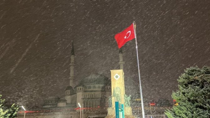 Taksim Meydanı’nda kar yağışı etkisini arttırdı