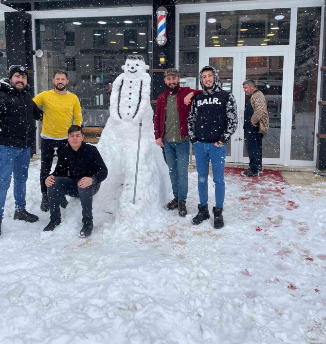 Vatandaşlar kardan adam yaparken hünerlerini sergiledi