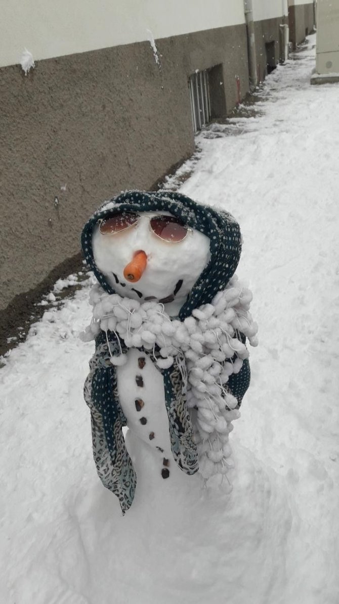 Vatandaşlar kardan adam yaparken hünerlerini sergiledi