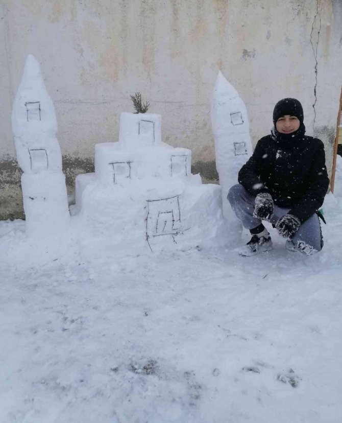 Vatandaşlar kardan adam yaparken hünerlerini sergiledi