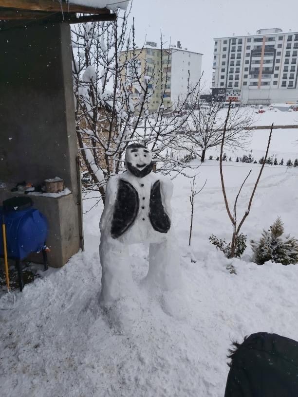 Vatandaşlar kardan adam yaparken hünerlerini sergiledi