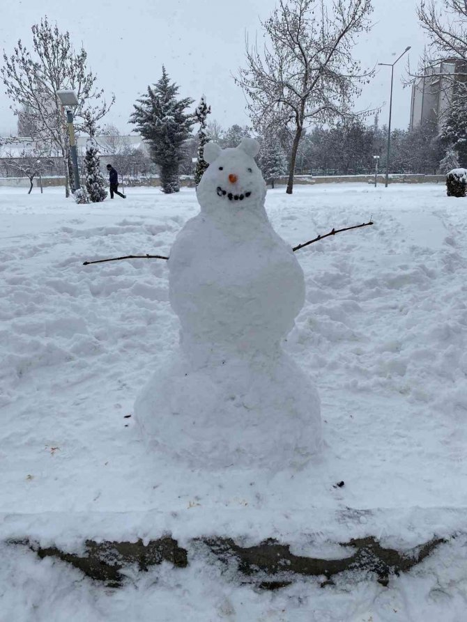 Vatandaşlar kardan adam yaparken hünerlerini sergiledi