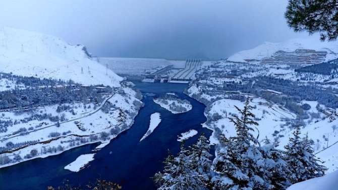 Vatandaşlar kardan adam yaparken hünerlerini sergiledi