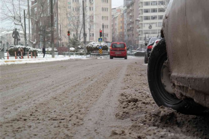 Yollar çamurla kaplandı