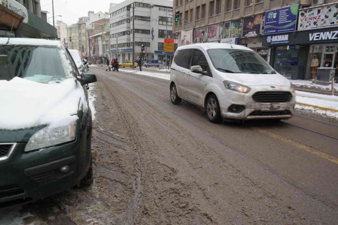 Yollar çamurla kaplandı