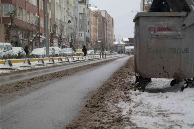 Yollar çamurla kaplandı