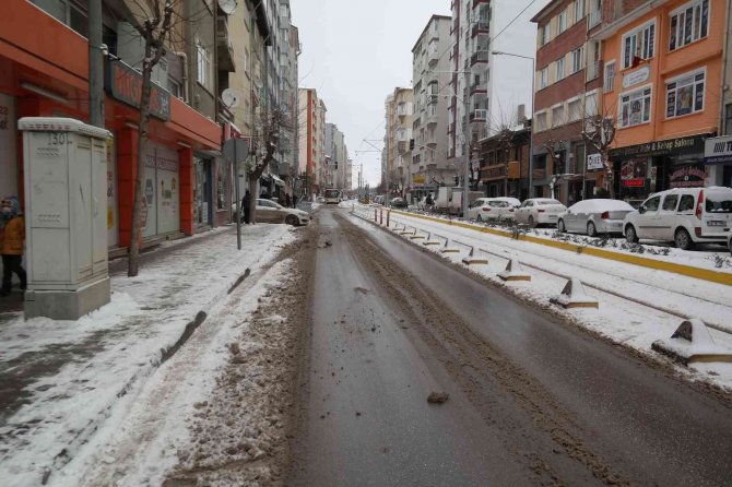 Yollar çamurla kaplandı