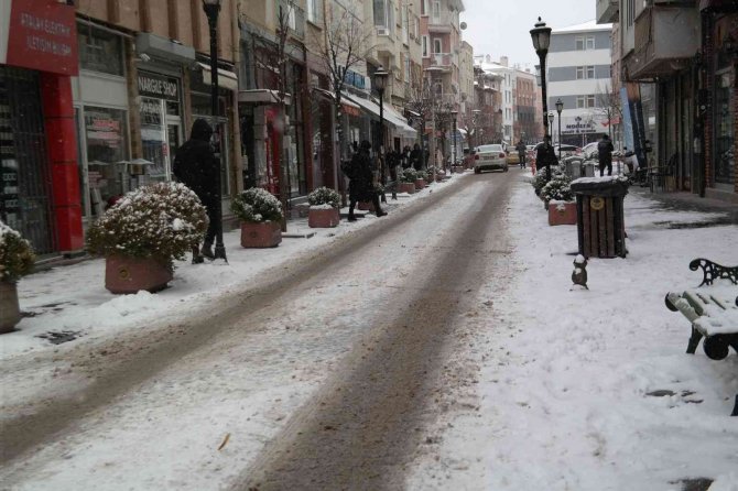 Yollar çamurla kaplandı