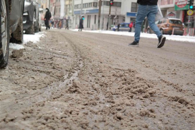 Yollar çamurla kaplandı