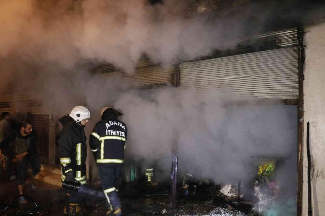 Adana’da müstakil evin deposu yandı: 3 kişi dumandan etkilendi