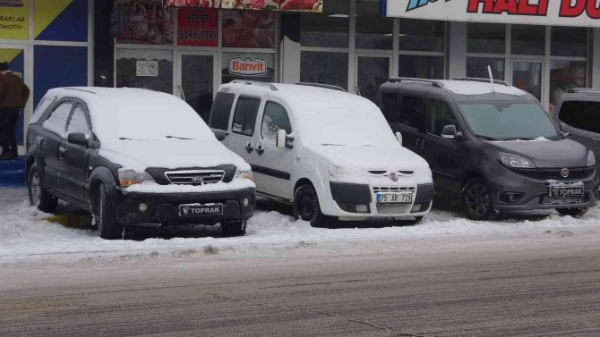 Ardahan eksi 16 derece: Araçlar soğuktan çalışmadı