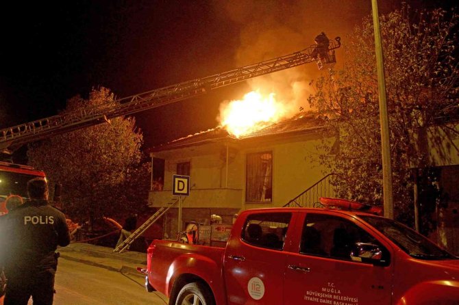 Fethiye’de 2 katlı evin çatısı alev alev yandı