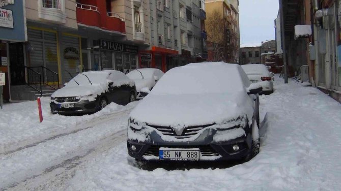 Kars tamamen beyaza büründü