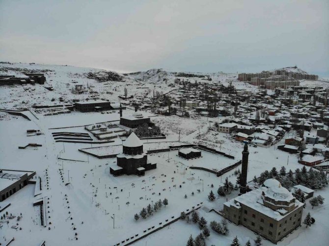 Kars tamamen beyaza büründü