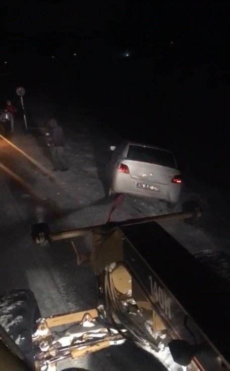 Kars’ta yolda kalan araçlar kurtarıldı