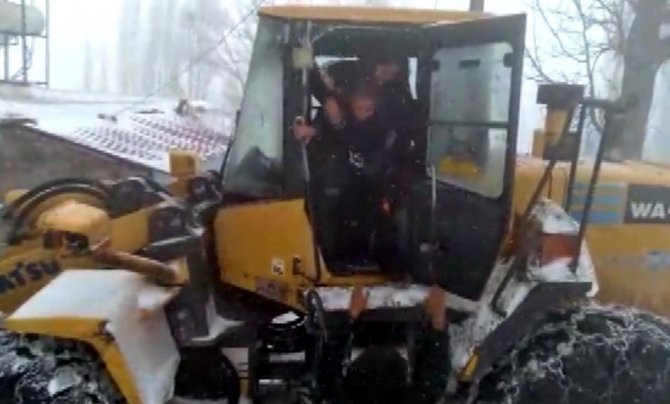 Siirt’te karda mahsur kalan aileyi ekipler kurtardı