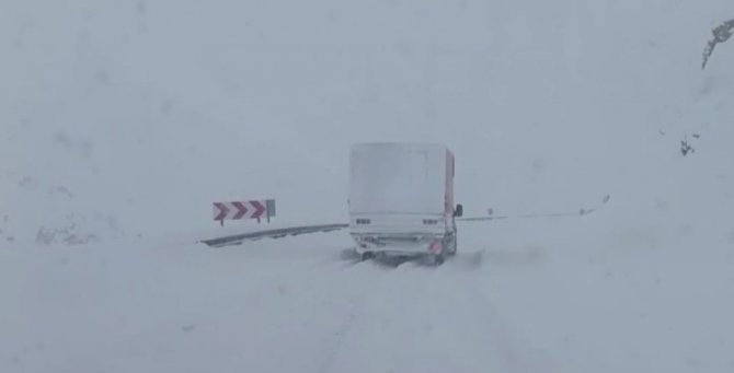 Van-Çatak karayolu yeniden trafiğe kapatıldı